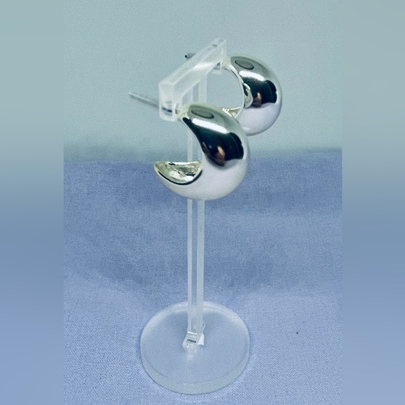 J. Crew NWOT-Brand New *Silver* 1/2” Wide Hoops. Great Everyday Earrings! - Picture 8 of 8